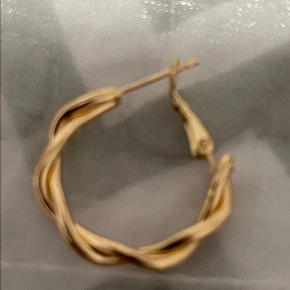 Elegant 18k Gold Plated over Stainless Steal Hoop Earrings New - Picture 2 of 2